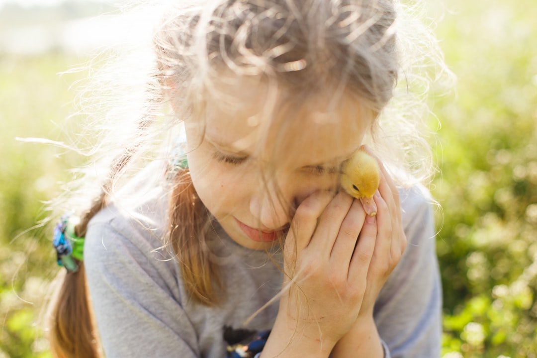 Photo Child applying sunscreen